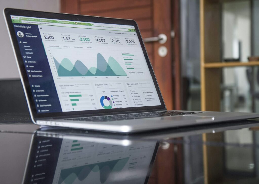 Laptop avec graphiques analytics