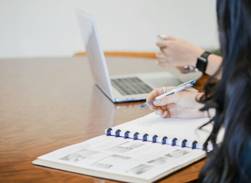 Femme signant documents professionnels